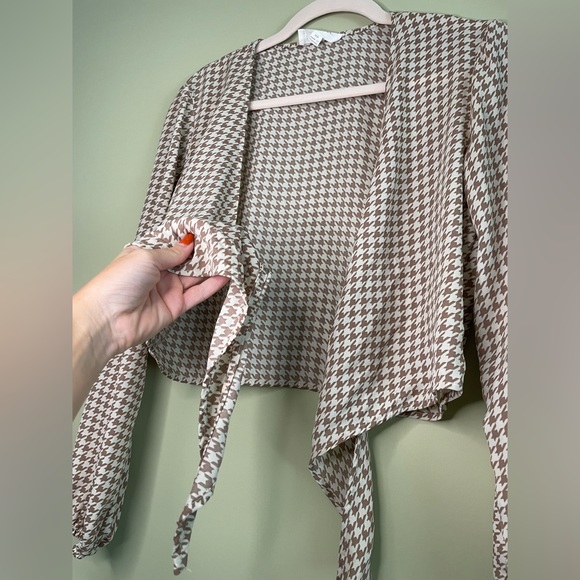 3 for $15 🦋 LIKE NEW Houndstooth Crop Tie Top - Long-sleeve - Picture 5 of 8